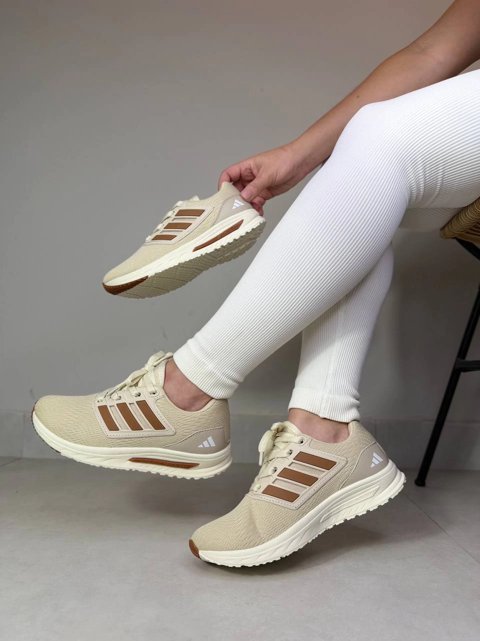 Tênis Boost Off/Caramelo