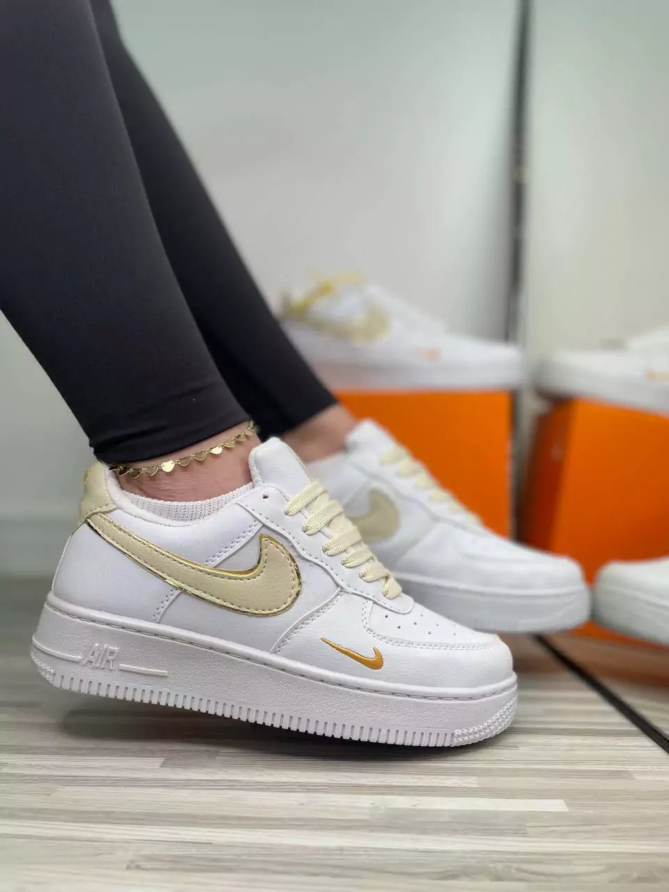 Tênis Casual Areia Detalhe Dourado